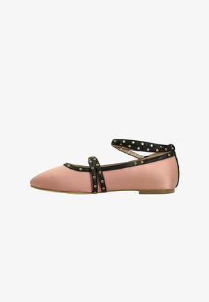 Roze satijnen ballerina met puntige neus, voorzien van zwarte leren accenten en gouden studs op verstelbare bandjes. Dunne, platte zool.