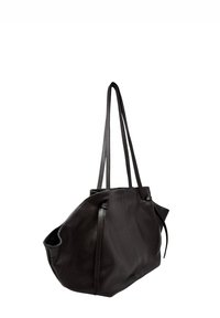 Czarna torba typu tote wykonana ze skóry o fakturowanej powierzchni, z dwoma długimi uchwytami i bocznymi kieszeniami; prostokątny kształt z miękkimi krawędziami.