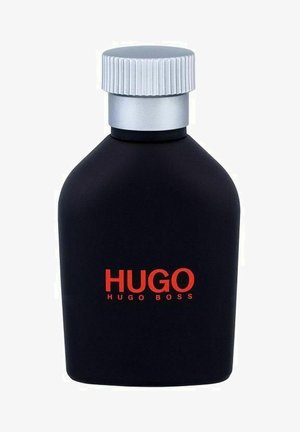 Sort mat glasflaske med afrundet bund, sølvfarvet ribbet låg og fed rød "HUGO" tekst på fronten. Slank, minimalistisk design.