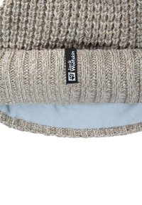 Berretto lavorato a maglia in filato beige con un robusto motivo a coste, dotato di una fodera in pile azzurro chiaro e di un'etichetta nera "Jack Wolfskin".