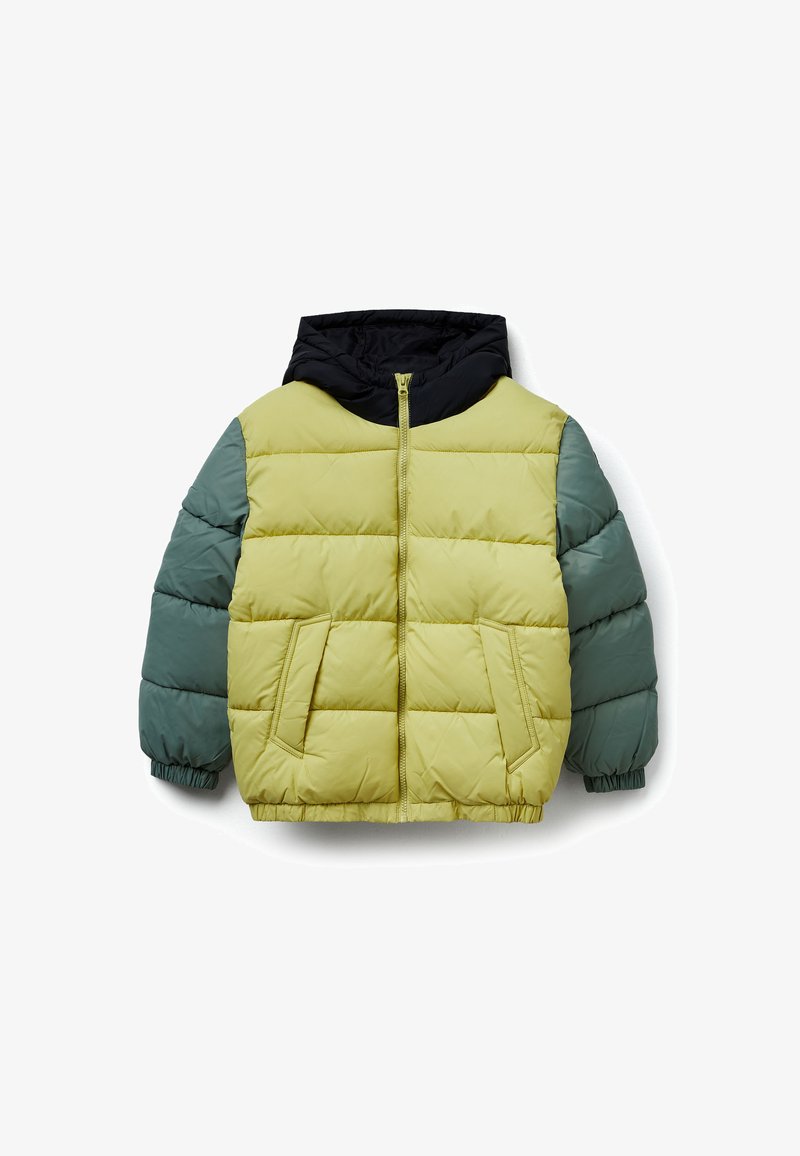Puchowa kurtka z kapturem, z żółtym przodem, zielonymi rękawami i czarnym kapturem. Zawiera dwie przednie kieszenie i elastyczne mankiety.
