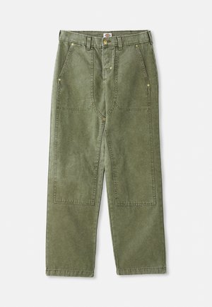 Pantaloni a gamba larga di colore verde oliva realizzati in cotone texturizzato. Presentano una vita alta, dettagli cuciti e due tasche frontali con accessori in tonalità dorata.
