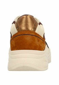 Baskets avec un corps en cuir crème, des accents en daim marron et en bronze métallique, avec un talon texturé et une semelle épaisse blanche.