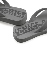 Šedé žabky s silnou, texturovanou podešví, na pásku a stélce s vyvýšeným nápisem "VENICE BEACH". Ohebné gumové materiály.