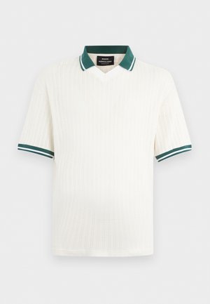 Valge lühikeste varrukatega kootud polo särgimehe tumerohelise kraega ja varrukaotstega, millel on valged triibud, tekstuuriga vertikaalne muster.