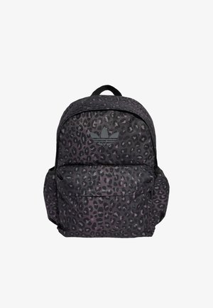 Sac à dos noir et gris imprimé léopard avec poche avant, poches latérales, poignée supérieure et logo Adidas sur le panneau avant supérieur.