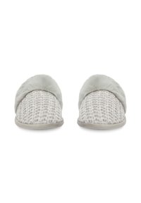 Zapatillas de punto gris claro con un borde de piel de seda gris esponjoso, puntera redondeada y parte superior de textura suave, con una suela plana.