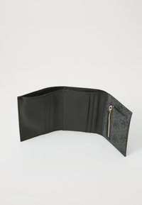 Portefeuille en cuir noir avec plusieurs emplacements pour cartes, compartiment zippé et intérieur texturé présentant un motif subtil. Fini lisse avec des coutures.