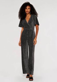 Zwart, glinsterend jumpsuit met een wikkelontwerp, korte mouwen, een strik tailleband en brede broekspijpen. Soepele textuur met een sprankelende afwerking.