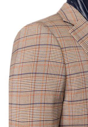 Brązowy marynarka w kratę z mieszanką wzorów w pomarańczowych i niebieskich akcentach. Teksturowany materiał z wyraźnymi ramionami i dopasowanym krojem.