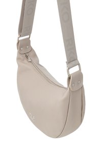 Bežová kožená crossbody taška so zaobleným tvarom, strieborným kováním, zipsovým uzáverom a šedým nastaviteľným popruhom s logom.