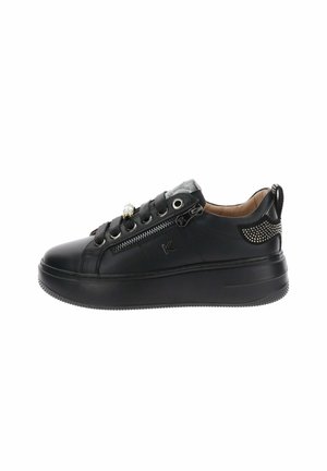 Zapatilla deportiva de cuero negro con suela gruesa, cremallera lateral, tachuelas decorativas en el talón y cordones negros con ojales metálicos.