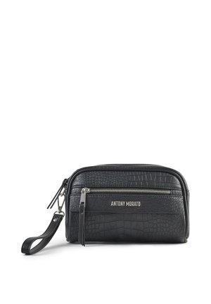 Pochette en cuir noir texturé avec fermeture éclair argentée, poche avant et logo "ANTONY MORATO" sur fond blanc uni.