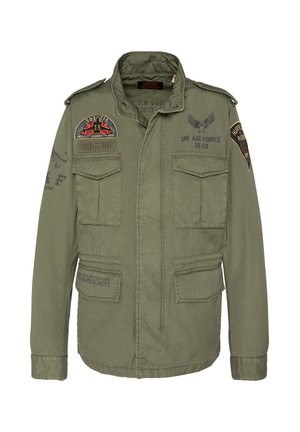 Olivgrüne militärische Jacke im Stil mit mehreren Aufnähern, geknöpftem Kragen, Schulterklappen und vier vorderen Klappentaschen.