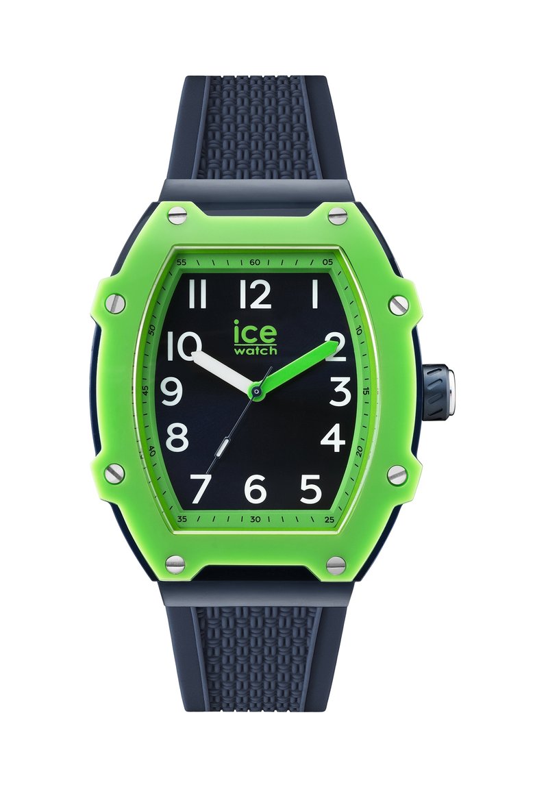Reloj digital con un bisel de silicona verde, correa texturizada azul oscura, esfera negra, números blancos y acentos plateados. Diseño resistente al agua.