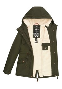 Zaļa ārējā apvalka jaka ar pūkainu bēša odere, regulējama jostasvietu un spiedpogu aizdari. Ietver kapuci un iekšējo logo tagu.