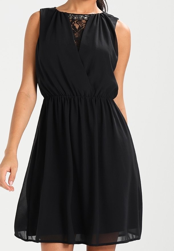 Svart ärmlös klänning med V-ringning, med en spetsdetalj under halsringningen och resårmidja, flödande A-linjeformad kjol.
