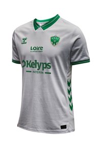 Witte voetbalshirt met groene accenten, voorzien van een V-hals kraag, clublogo en sponsortekst. Hummel-logo op de schouder, chevronpatroon op de mouwen.