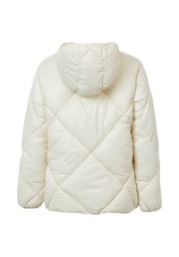 Weißer Daunenjacke mit Kapuze. Sie verfügt über ein diamantgeprägtes Design, eine weiche Textur und eine entspannte Passform. Keine sichtbaren Beschläge oder Akzente.