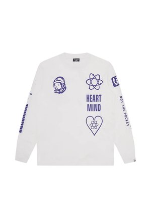Chemise blanche à manches longues avec casque d’astronaute violet, symboles d’atome, "HEART MIND" et texte sur la manche "NOT THE POCKET."