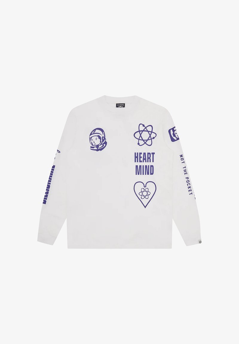 Chemise blanche à manches longues avec casque d’astronaute violet, symboles d’atome, "HEART MIND" et texte sur la manche "NOT THE POCKET."