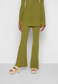 Cult Gaia Pantalon classique - green