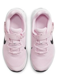 Baskets de sport roses avec tige en mesh, logo swoosh noir et bande Velcro. Semelle rembourrée avec détails texturés et lacets.