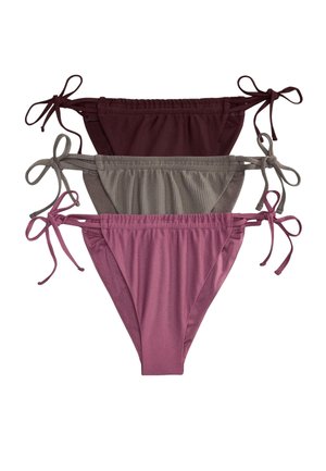 Trzy damskie dół bikini w jednolitych kolorach, ułożone w stos z wiązanymi paskami po bokach w odcieniach burgunda, szarości i mauve.