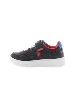 Sneaker nera con tomaia in pelle, suola bianca, accenti rossi e blu. Presenta una striscia in Velcro, dettagli perforati e sistema di lacci.