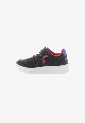 Sneaker nera con tomaia in pelle, suola bianca, accenti rossi e blu. Presenta una striscia in Velcro, dettagli perforati e sistema di lacci.