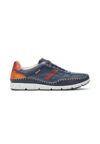 Sneaker da uomo con tomaia in tessuto blu navy, strisce in pelle rossa, tallone arancione e suola bianca maculata. Presenta cuciture decorative e chiusura con lacci.