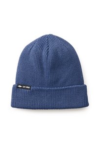 Blå strikket hue med en ribbet tekstur, featuring en fold-up cuff og en lille sort label på siden.