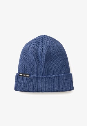Blauwe gebreide muts met een geribbelde textuur, voorzien van een opvouwbare rand en een klein zwart label aan de zijkant.