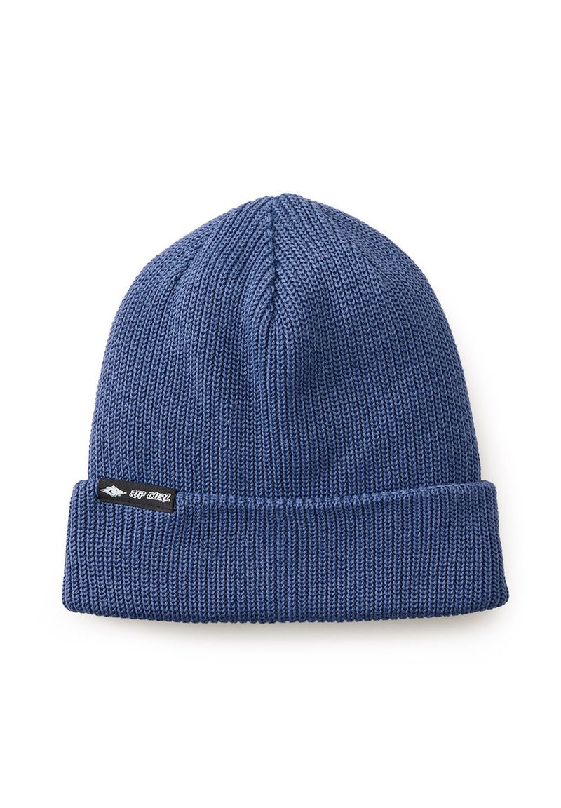 Blå strikket hue med en ribbet tekstur, featuring en fold-up cuff og en lille sort label på siden.