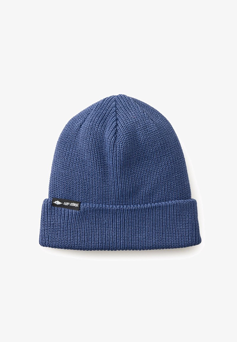 Bonnet en tricot bleu avec une texture côtelée, présentant un revers replié et une petite étiquette noire sur le côté.