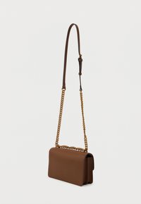 Bolsa de ombro em pele castanha com uma alça de corrente dourada, apresentando um formato retangular estruturado e textura suave, design minimalista.