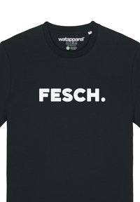 Zwarte katoenen t-shirt met een groot wit tekstlogo "FESCH." centraal op de voorkant. Ronde halslijn en korte mouwen.