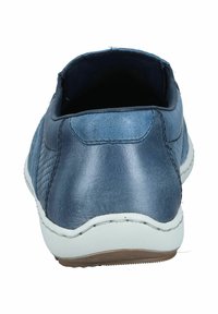 Zapato de cuero azul con un acabado suave, parte trasera redondeada, suela blanca y acentos perforados en los lados para ventilación.