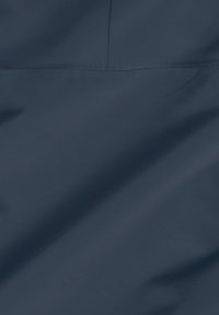 Tessuto blu navy, texture liscia, leggero lucido, con pieghe sottili. Presenta linee pulite e nessun motivo o accessorio visibile.