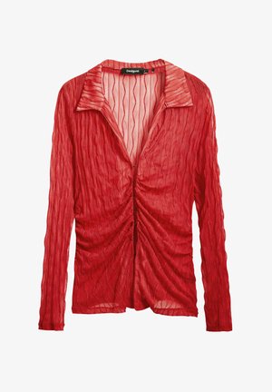 Bluză roșie, semi-translucentă, cu mâneci lungi, guler, și dungi verticale texturate, cu închidere prin nasturi în față și detalii plisate.