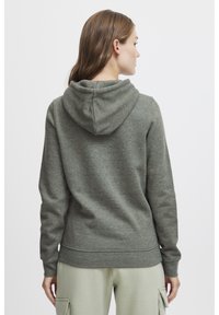 Sudadera gris con una textura suave, capucha con cordón y puños acanalados. La vista trasera muestra un diseño sencillo y moderno.