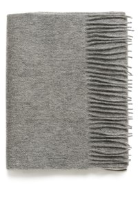 Grå uldhalstørklæde foldet pænt med jævnt fordelte frynser på den ene side mod en hvid baggrund.