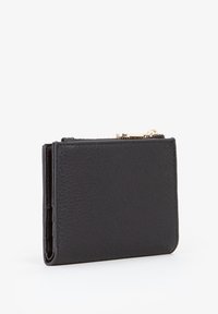 Portafoglio nero in pelle con finitura testurizzata, chiusura a zip e forma sottile e rettangolare con più scomparti per carte.