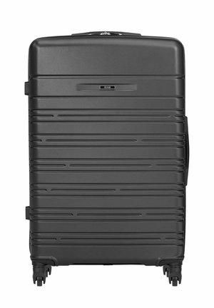 Duża czarna twarda walizka z poziomymi rowkami, cztery obracające się kółka, boczny uchwyt oraz etykieta marki „Gehnik” na środku przedniej strony.