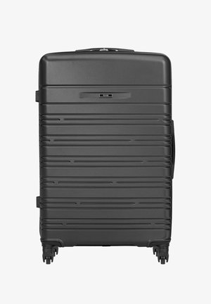 Duża czarna twarda walizka z poziomymi rowkami, cztery obracające się kółka, boczny uchwyt oraz etykieta marki „Gehnik” na środku przedniej strony.