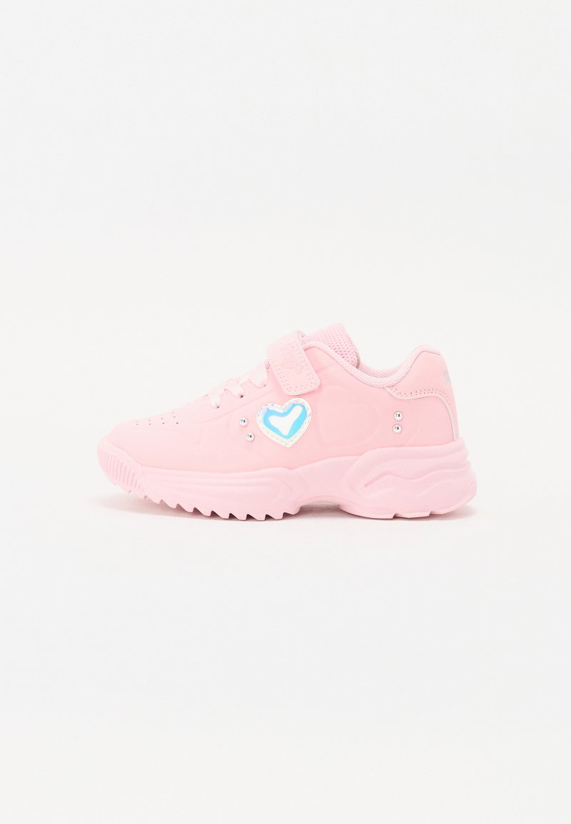 Tênis cor-de-rosa feitos de borracha com detalhes de malha, uma fita de velcro e um gráfico de coração azul. Solado texturizado para aderência e estabilidade.