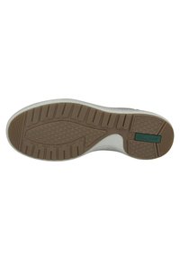 Suola di scarpa realizzata in una gomma marrone testurizzata con una intersuola bianca e un dettaglio verde. I motivi includono scanalature e stelle.