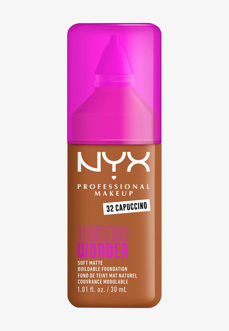 Podkład NYX Professional Makeup w brązowej butelce z matowym wykończeniem. Posiada różową nakrętkę oznaczoną napisem "32 Cappuccino" dużymi literami.