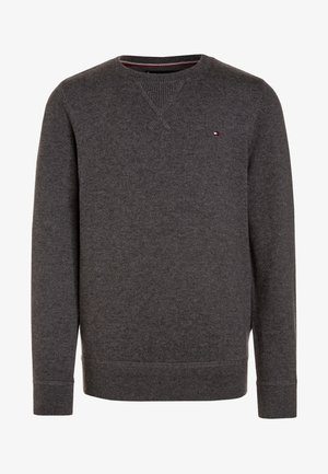 Mørkegrå crewneck-sweater med lange ærmer, ribkanter ved ærmer og kant samt lille trikolore-logo på venstre bryst.