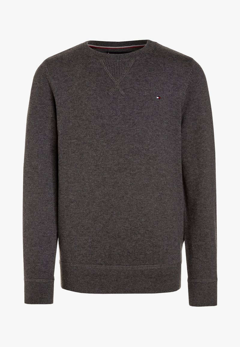 Pull gris foncé à col rond avec manches longues, poignets et ourlet côtelés, et petit logo tricolore sur la poitrine gauche.